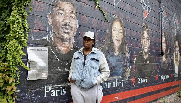 Seditra Brown, de 49 años, residente de DC, junto a un mural que representa a su hijo Paris Brown en Washington, DC, el 9 de septiembre de 2021. (Foto: Agnes BUN / AFP)