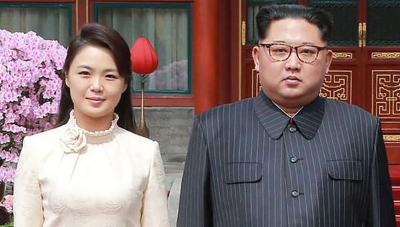 Según imágenes difundidas por la agencia estala norcoreana KCNA, Kim Jong-un viajó a Pekín con su esposa Ri Sol-ju.