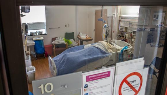 Un paciente de Covid-19 yace en una cama en una Unidad de Cuidados Intensivos (UCI) en el Centro Médico Providence Cedars-Sinai Tarzana en Tarzana, California. (Foto de Apu GOMES / AFP)