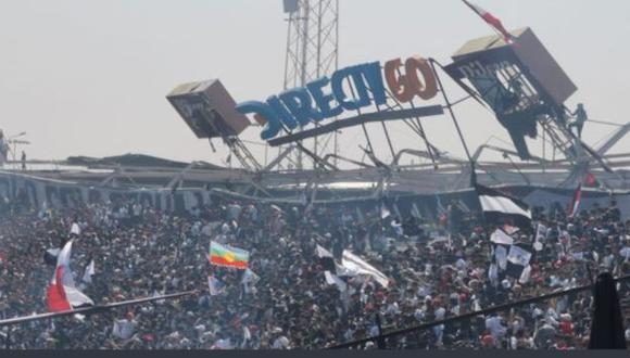 Parte del techo del estadio de Colo Colo cedió ante el peso y cayó. (Captura: Twitter)