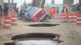 Camión se hunde en enorme forado en pista de Huachipa