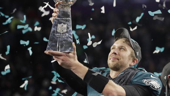 Nick Foles, de los Eagles de Filadelfia sostiene la ansiada copa del Super Bowl 52. (AP)