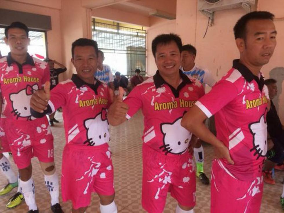 El equipo de fútbol tenía a Hello Kitty en el pecho. (Facebook @ThaiFutbol)