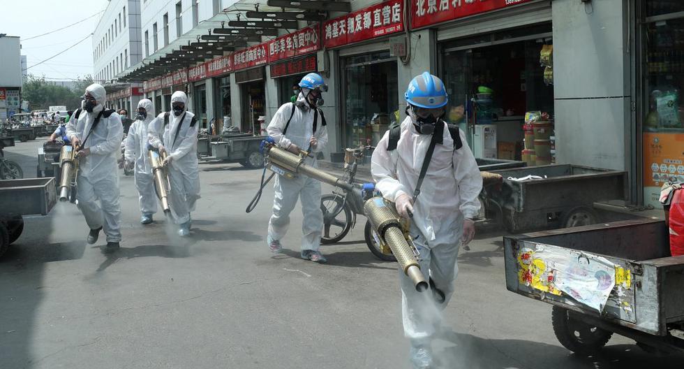 Voluntarios del equipo de rescate de Blue Sky desinfectan el mercado mayorista de Yuegezhuang tras el reporte de nuevos casos de coronavirus (COVID-19) en Beijing. (China Daily/REUTERS).