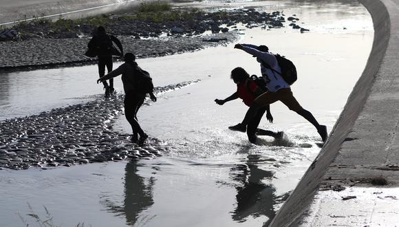 Migrantes cruzan el Río Bravo para buscar asilo político en Estados Unidos, en Ciudad Juárez, estado de Chihuahua, México, el 6 de diciembre de 2021. HERIKA MARTINEZ / AFP)