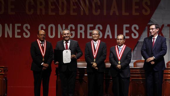 El congresista electo Daniel Urresti recibe su credencial en el Centro de Convenciones de Lima (Foto: GEC)