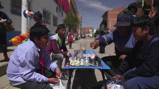 Bolivia: Comerciante enseña ajedrez a niños para alejarlos del celular