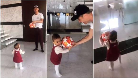 Cristiano Ronaldo le regaló el balón del 'hat-trick' a su hija. (Captura)
