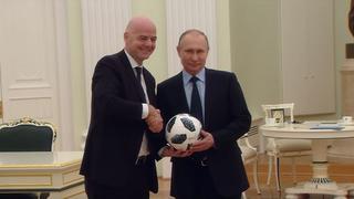 Mira a Vladimir Putin 'pelotear' con el presidente de la FIFA en el Kremlin [VIDEO]