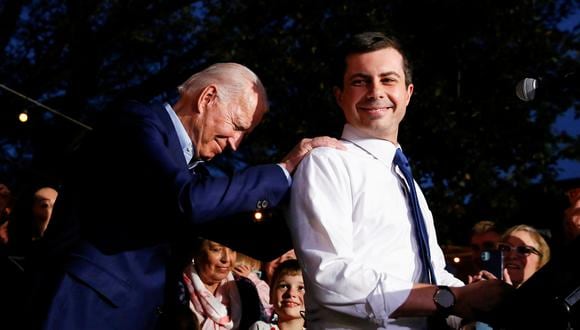 Pete Buttigieg y Joe Biden en una foto de archivo en Dallas cuando se encontraban en campaña para las elecciones de noviembre de 2020. (Foto: Reuters)