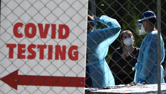Los trabajadores de la salud son vistos en un sitio de pruebas Covid-19 en San Fernando, California, Estados Unidos. (Foto referencial: Robyn Beck / AFP).