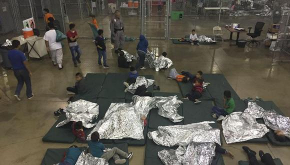 Donald Trump encerró a niños y adultos en jaulas. (AFP)