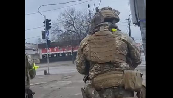 Soldado ucraniano sostiene un misil antes de dispararlo contra las tropas rusas en Voznesensk. (Foto: captura de video)