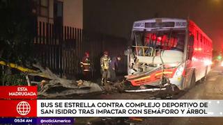 Bus de transporte público impactó contra rejas de complejo deportivo en San Isidro [VIDEO]