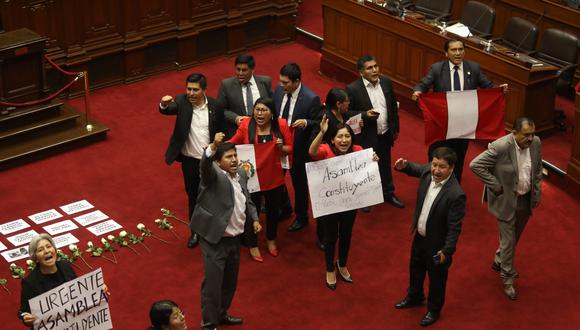 Congresistas de Perú Libre, Cambio Democrático-JP y Perú Bicentenario dejaron sus escaños para protestar en medio del hemiciclo durante la votación del adelanto de elecciones. (Foto: Julio Reaño/GEC)