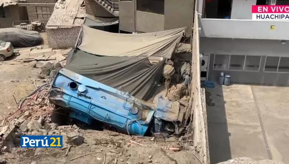 Camión cisterna choca contra vivienda en Huachipa.