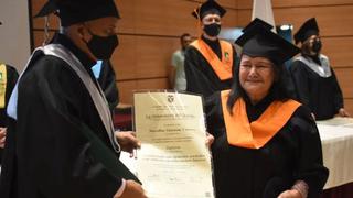 Mujer de 77 años se graduó con tesis de autismo en honor a la condición de su nieta