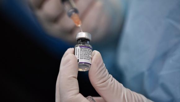 Personal médico prepara dosis de la vacuna Pfizer contra el COVID-19. (Foto: Lillian SUWANRUMPHA / AFP)
