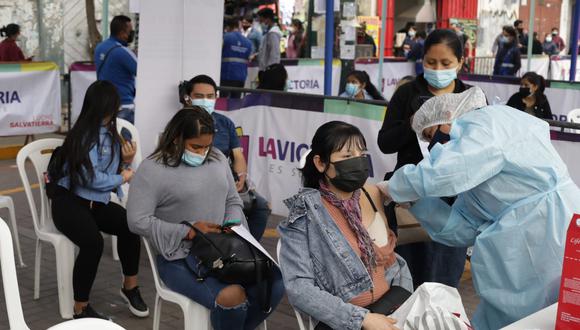 La vacunación a nivel nacional contra el coronavirus (COVID-19) sigue avanzando. En Lima y Callao se inmuniza a mayores de 21 años. Foto: Britanie Arroyo/@photo.gec