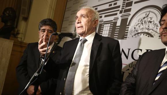 El congresista oficialista Guido Lombardi remarca con firmeza su posición. (Perú21)