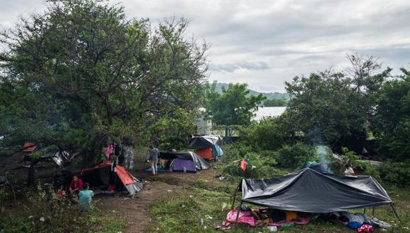 Cientos de personas migrantes permanecen varadas en un campamento improvisado hoy, en el Municipio de Tapanatepec, Estado de Oaxaca (México). (Foto de EFE/ Luis Villalobos)