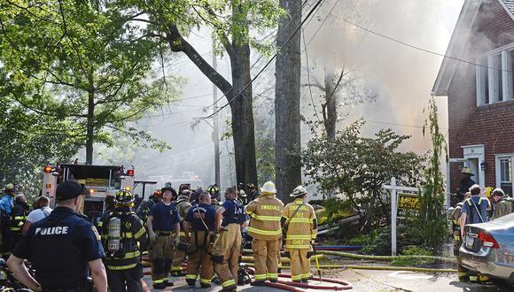 Bomberos trabajan en la escena del incendio de una casa en Garland Street en Edgewood, Pensilvania. Se reportaron llamas en dos hogares en los suburbios de Edgewood. (Foto: AP)