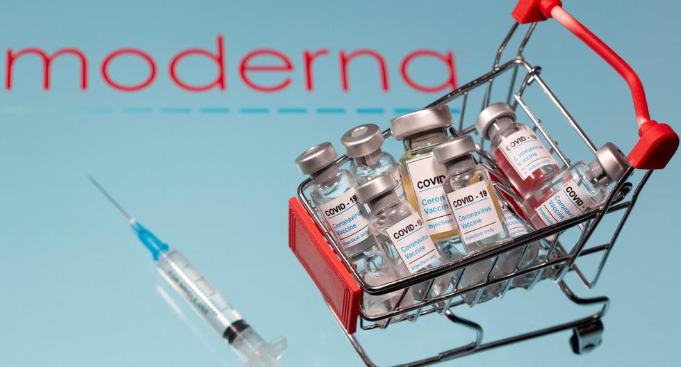 Una pequeña canasta de compras llena de viales con la etiqueta "COVID-19 - Vacuna contra el coronavirus" y un símbolo médico se colocan en un logotipo de Moderna. (REUTERS/Dado Ruvic).