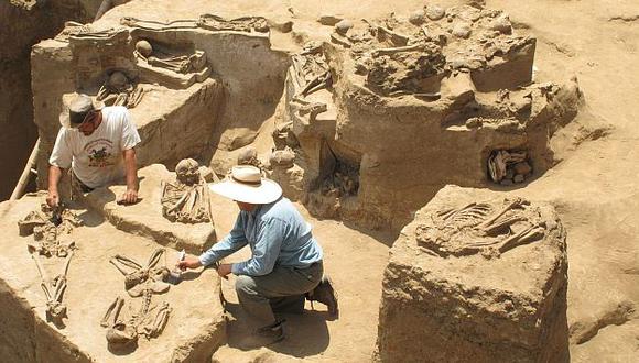 Los arqueólogos peruanos Carlos Elera y José Pinilla dirigieron las investigaciones. (USI)