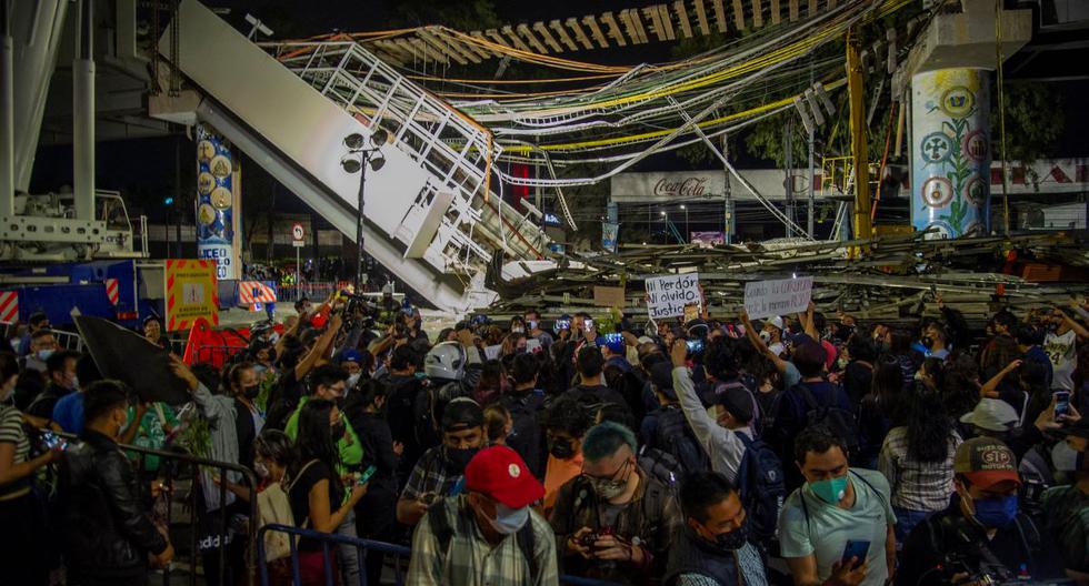 La gente se reúne para protestar en el lugar del accidente de tren donde una línea elevada del metro colapsó parcialmente en la Ciudad de México.
(CLAUDIO CRUZ / AFP).