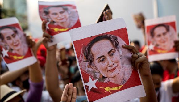 Manifestantes sostienen imágenes de Aung San Suu Kyi, la líder civil de Myanmar detenida por militares, durante una manifestación contra el golpe de Estado en Bangkok. (Foto de Jack TAYLOR / AFP).