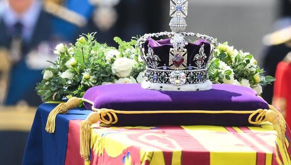 El ataúd de la reina Isabel II, adornado con un estandarte real y la corona del estado imperial. (Foto:  Daniel LEAL / POOL / AFP)