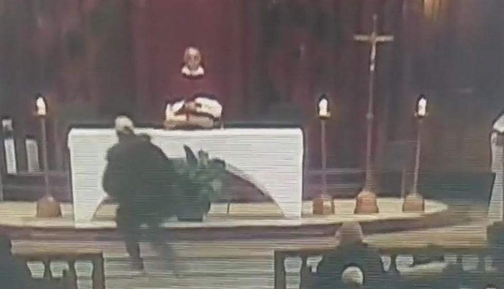 Canadá: Sacerdote es apuñalado mientras oficiaba una misa en Montreal. (Foto: Captura)