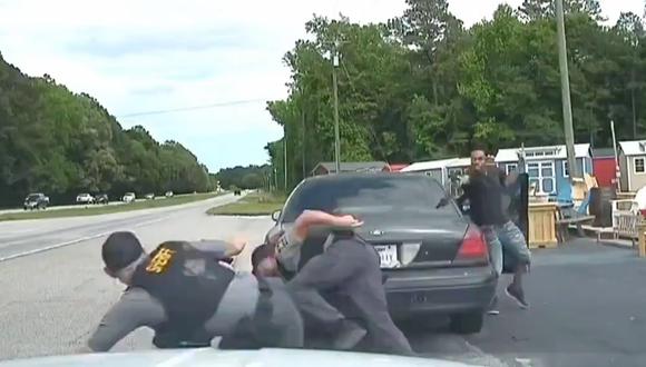 Policías atacados por copiloto en Carolina del Sur, EEUU (Captura de pantalla: Twitter/ @alertainfoe).