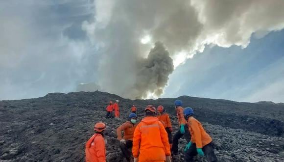 Aumenta el número de muertos por por la erupción del volcán Marapi. (Foto: BASARNAS / AFP)