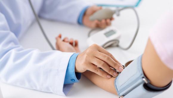 "La presión arterial alta “se produce en una de cada cinco mujeres, mientras que, en los varones, uno de cada cuatro es afectado por esta condición”, explica la especialista. (Foto: Shutterstock)