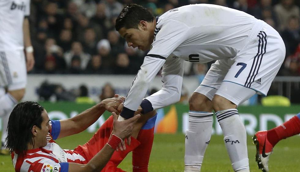 Cristiano Ronaldo ayuda a Radamel Falcao a levantarse de la caída. (Reuters)