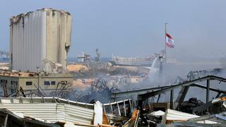 Beirut: Bomberos siguen apagando pequeños focos del incendio en el puerto [FOTOS]