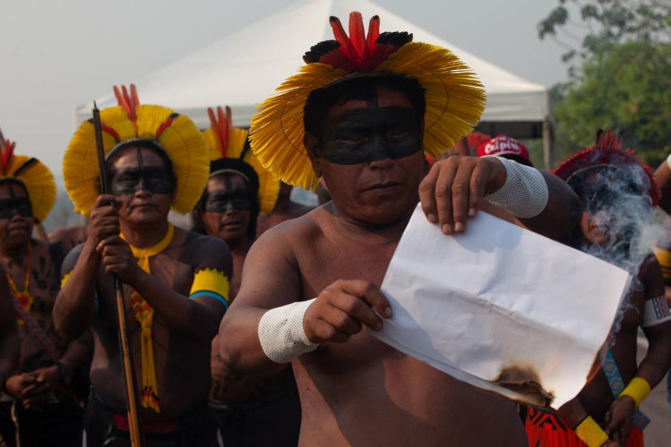 Armados con arcos y flechas, decenas de indígenas brasileños prometieron este jueves mantener de forma indefinida el bloqueo a una carretera clave en la Amazonía. (Foto: JOÃO LAET / AFP)