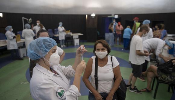 Brasil vive en estos momentos el peor momento de la pandemia desde que registró el primer caso de coronavirus el 26 de febrero de 2020, que fue además el primero en Latinoamérica. (Foto: Mauro PIMENTEL / AFP)