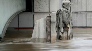 París: Río Sena se desborda y amenaza obras de arte en el museo del Louvre
