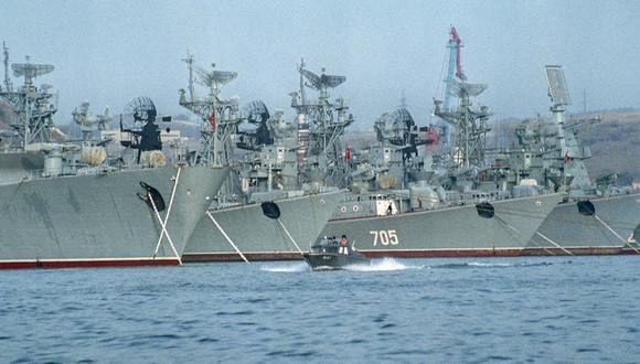 Los barcos antisubmarinos pertenecientes a la flota del Mar Negro de la Comunidad de Estados Independientes yacen anclados en Sebastopol. (Foto: Andrey GORELOWSKY / AFP)