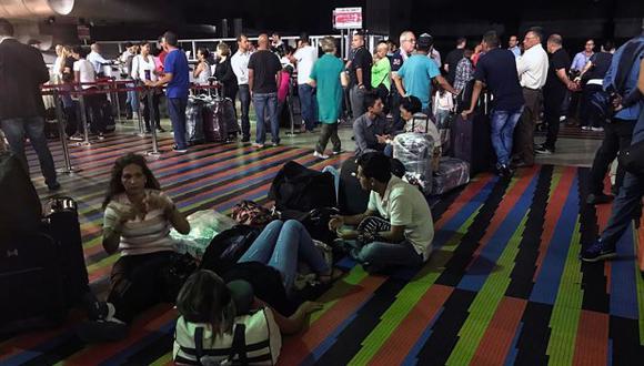 Los pasajeros varados se ven durante un corte de energía en el aeropuerto internacional Simón Bolívar en Maiquetia, Venezuela. (Foto: AFP)