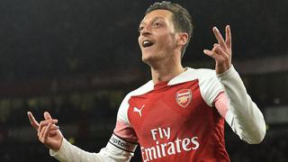 Mesut Özil y su noble gesto para que la mascota despedida de Arsenal siga trabajando
