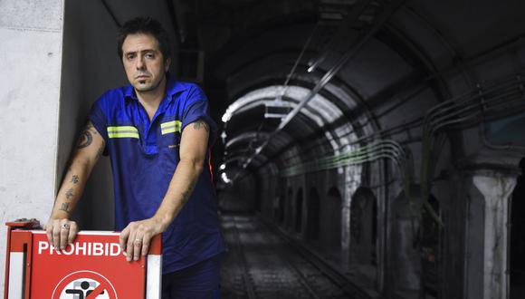 Kike Ferrari es un escritor galardonado que se gana la vida limpiando una estación de metro en Argentina. Sus novelas negras fueron traducidas a cuatro idiomas en seis países y recibieron premios en España y Cuba (Foto: Eitan Abramovich / AFP)
