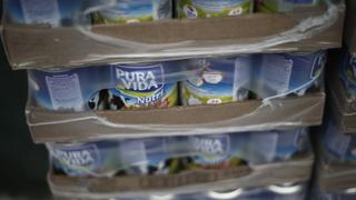 Bolivia no prohibirá venta de leche Pura Vida y esta es la razón