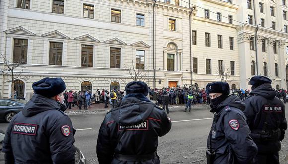 Agentes de policía se encuentran frente a la Corte Suprema de Rusia en Moscú el 28 de diciembre de 2021, después de que la Corte Suprema de Rusia ordenó el cierre de Memorial International, la estructura central de la organización, por violaciones a su designación como "agente extranjero". (Foto: Natalia KOLESNIKOVA / AFP)