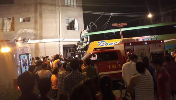 El conductor de la unidad de la empresa Ronco Perú estuvo atrapado en el interior del vehículo a causa de la colisión. (Twitter: @Agencia_Andina)