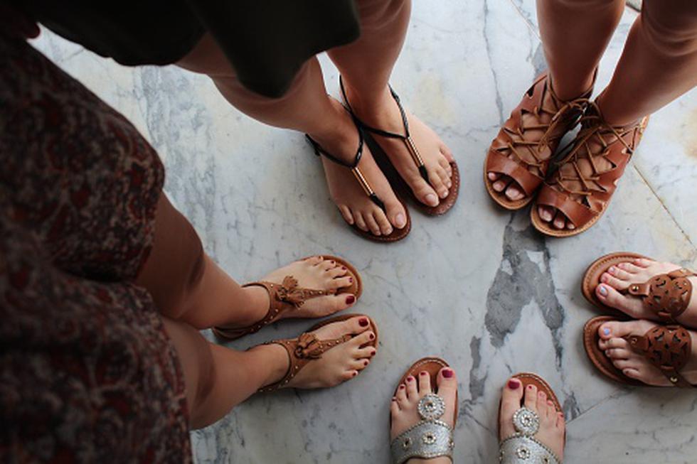 Usar de forma reiterada y abusiva calzado sin ajuste al tobillo, como las sandalias, no es saludable. (Foto: Getty)