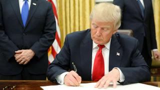 Donald Trump firma orden ejecutiva contra el Obamacare