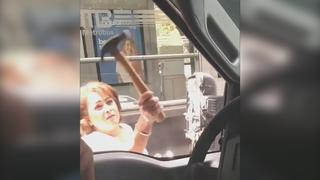 ¡Inaudito! Mujer ataca con martillo porque le chocaron el auto en México
